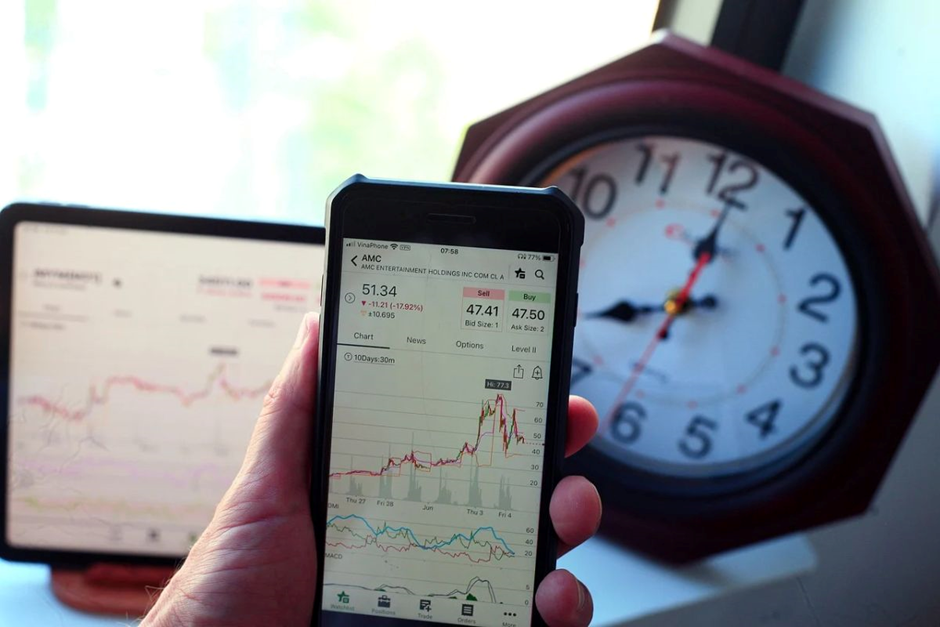 Giao dịch Forex theo thời gian thực trên điện thoại di động, đồng hồ báo giờ giao dịch, và biểu đồ thị trường cập nhật.