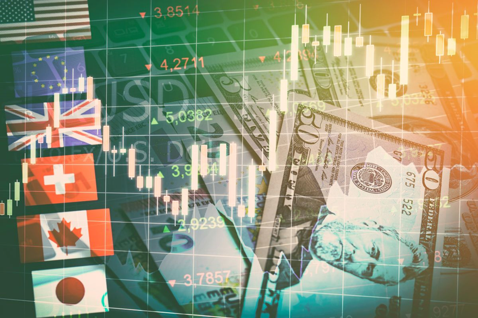 Các đồng tiền quốc tế như USD, EUR, JPY cùng biểu đồ nến thể hiện hoạt động giao dịch toàn cầu trong thị trường Forex.