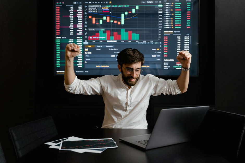 Nhà đầu tư Forex thành công đang ăn mừng kết quả giao dịch có lợi.